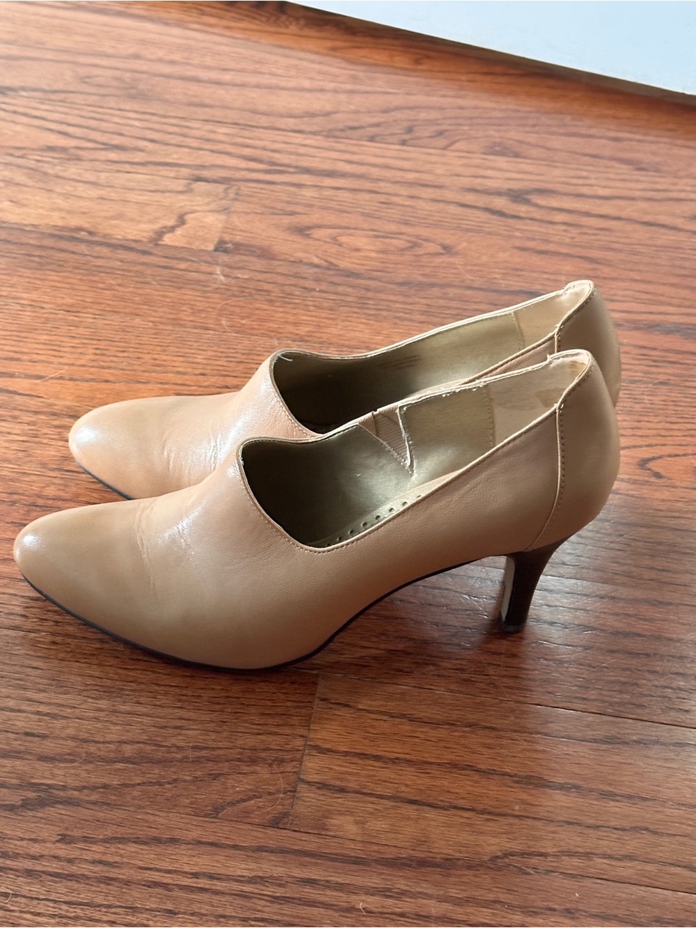 Adrienne Vittadini Tan/Camel slightly rounded tip heeled shoes